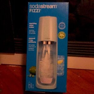 New in box Fizzi soda stream  teal blue - used once!